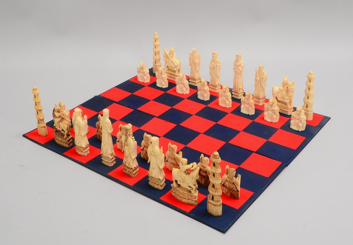 Schachspiel, handgeschn. Beinfiguren, im orig. Karton mit faltbarem Spielfeld - vollständig
