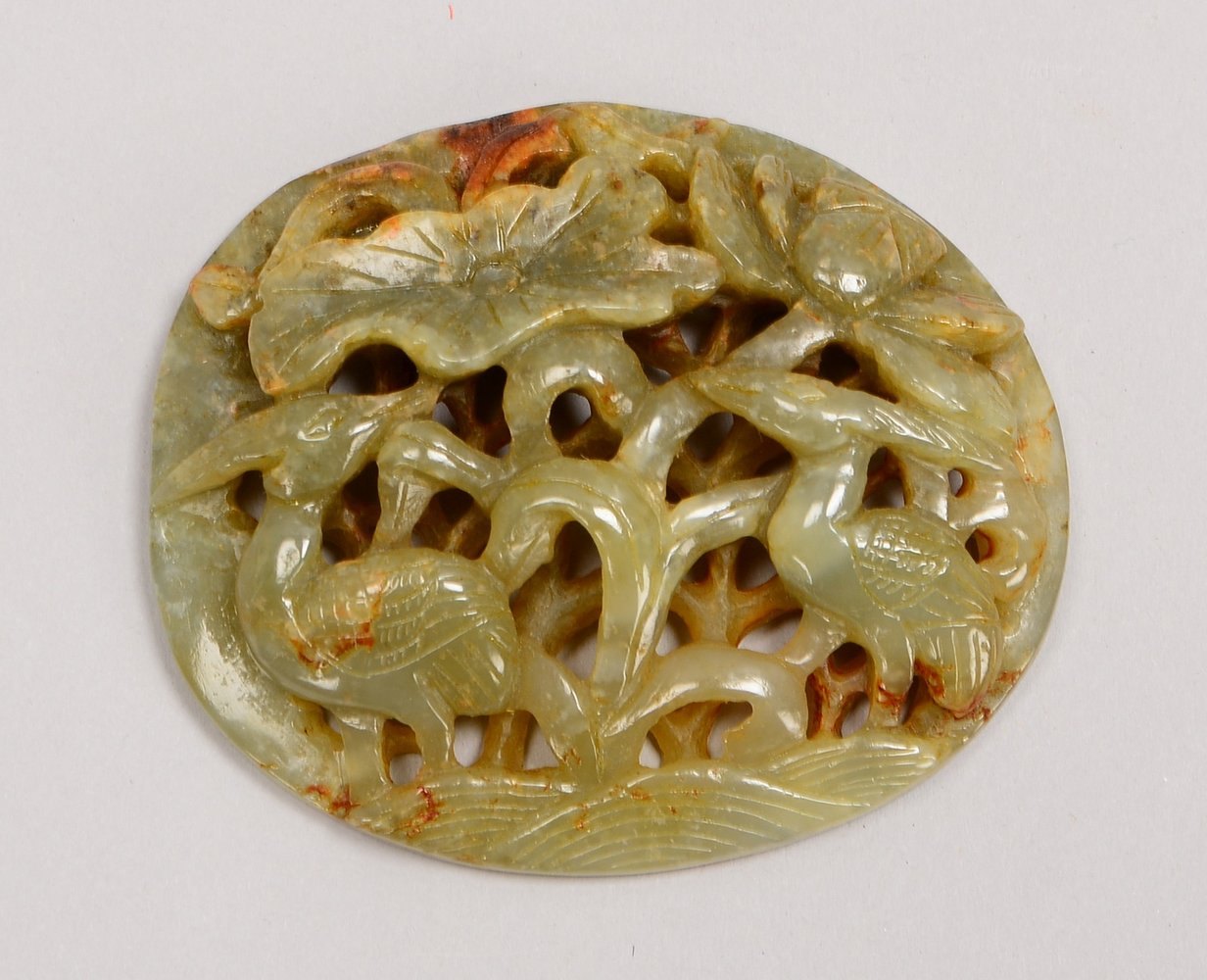 Jade-Schnitzerei, floral und figürlich durchbrochen; Höhe 6,5 cm, Breite 8 cm