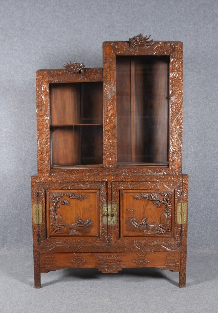 Aufsatz-/Vitrinenschrank, beschnitzte Front, Aufsatz verglast/seitl. 2x verglaste Türen