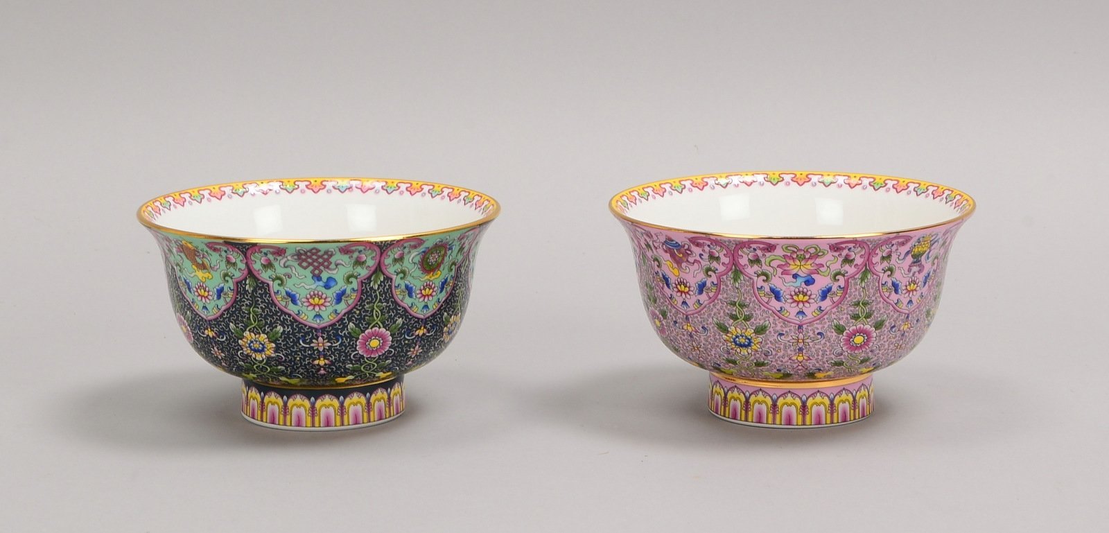 2 Teetassen, Porzellan, mit polychromer floraler Malerei, im Boden gemarkt