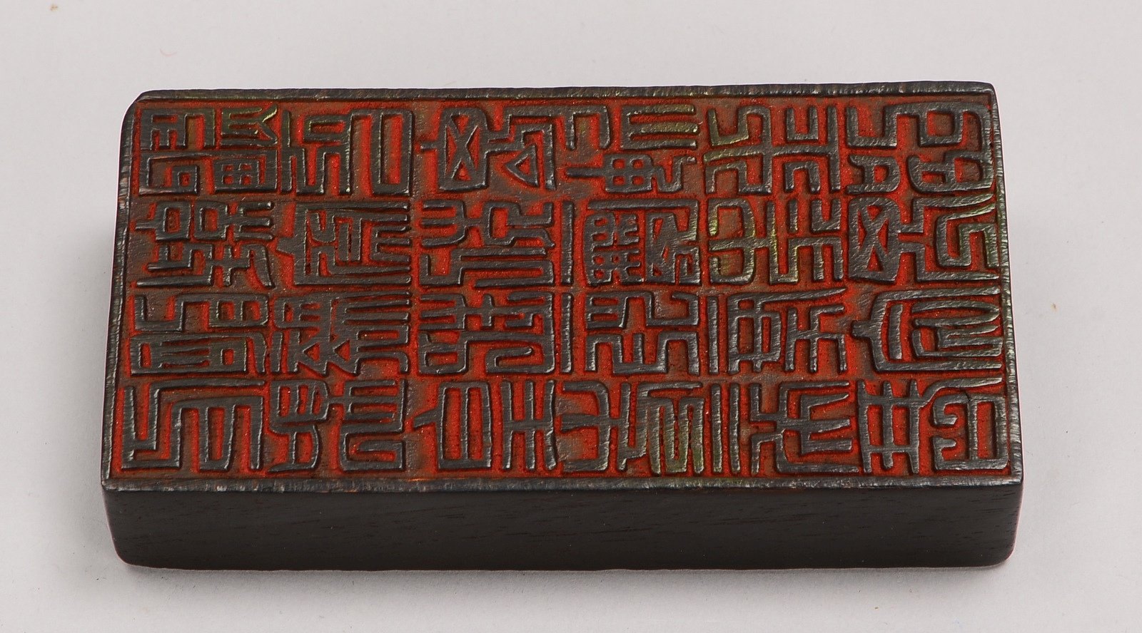Siegel/Stempel, rechteckige Holzplatte mit kalligraf. Motiv; Maße 11,5 x 6 cm