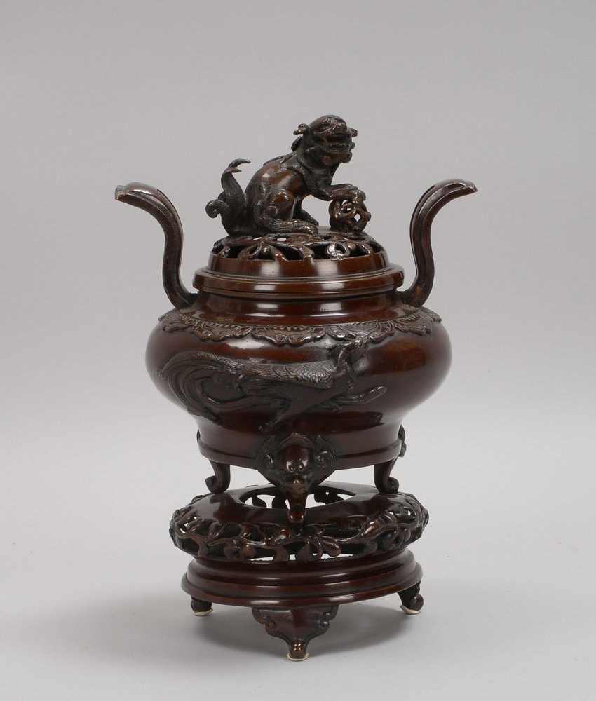 Räuchergefäß, Bronze, teils durchbr./teils reliefiert, 2x Handhaben, Deckel mit plast. 'Fu-Hund'