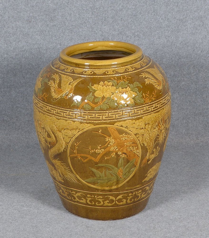 Gr. Übertopf., Steinzeug glasiert, mit Reliefdekor ('Drachen und Phoenix'); Höhe 75 cm