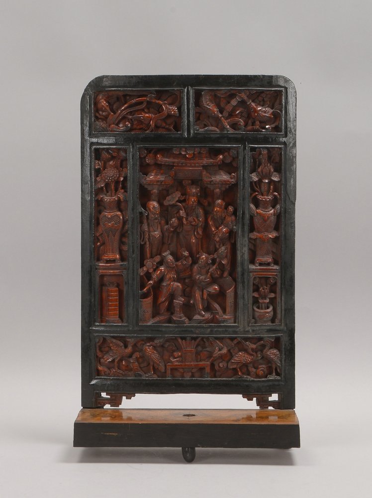 Tischrelief, Hartholz, aufwendig geschnitzt ('Gelehrte', u.a. Motive), auf Sockel