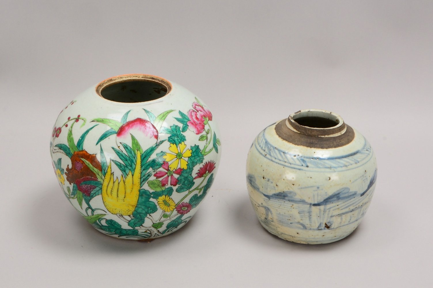 2 Ingwertöpfe, Dekore 'Blumen und Pfirsich'/'Landschaft' - ohne Deckel; Ø 16 cm/Ø 20 cm