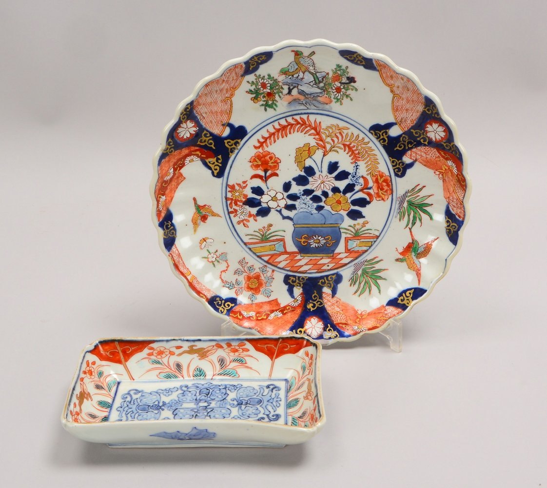 Porz.-Teller und Schale, Imari-Technik, gefächerter Rand, Malerei in Blau/Rot