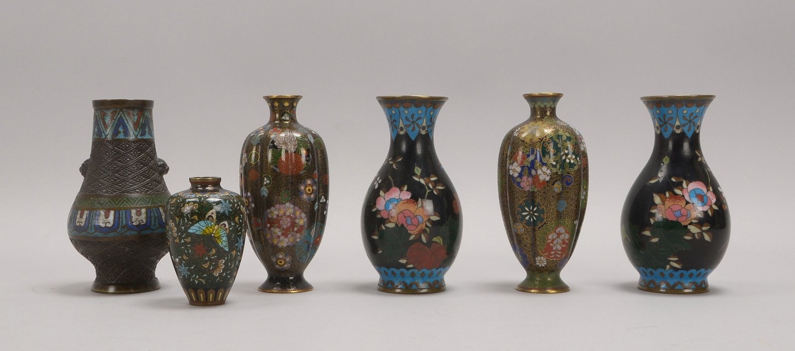 6 Tischvasen, Cloisonné, versch. Ausf., 6 Stück/davon 2x paarweise; Höhe 9,5 - 16 cm