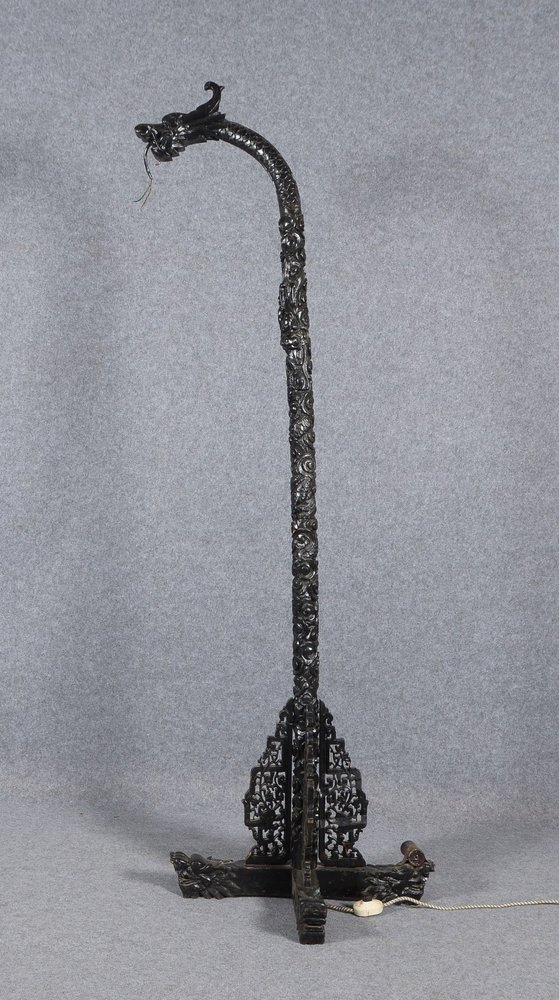 Figürl. Stehlampe, Holz geschnitzt, 'Langhalsiger Drache' - ohne Fassung; Höhe 188 cm