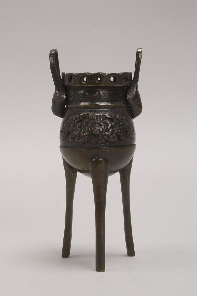 Tripod-Censer/Dreifuß-Gefäß, Bronze, umlaufend mit floralem Reliefdekor; Höhe 13 cm