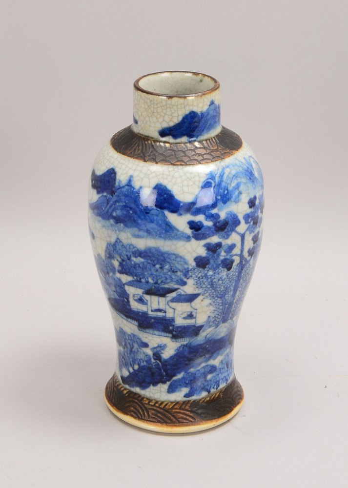 Vase, blaue Unterglasurmalerei ('Dorf mit Brücke in Landschaft'), mit Pressmarke