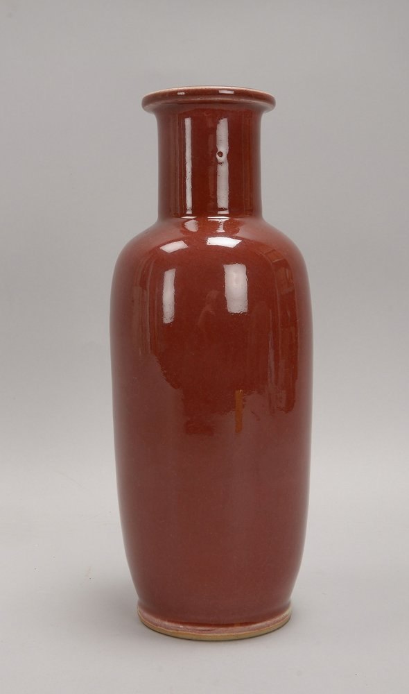 Tischvase, sog. Rouleauvase, Porzellan, Glasur in Ochsenblutrot, im Boden sign.(?)