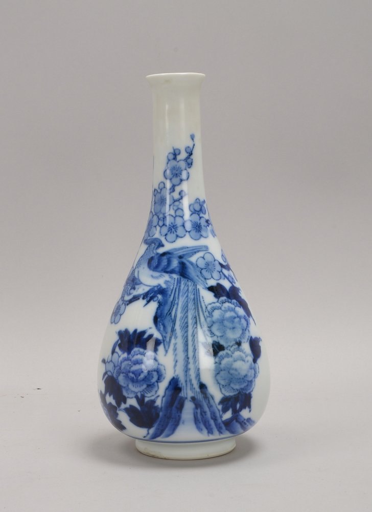 Langhals-Vase, Porz., Wandung mit blauer Unterglasurmalerei; Höhe 24,5 cm