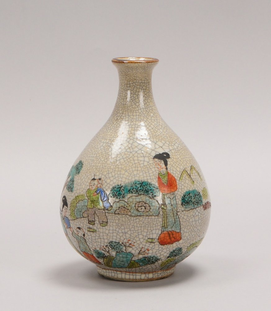 Porzellanvase, Glasur mit Cracquelé, Wandung mit polychr. Malerei; Höhe 17 cm