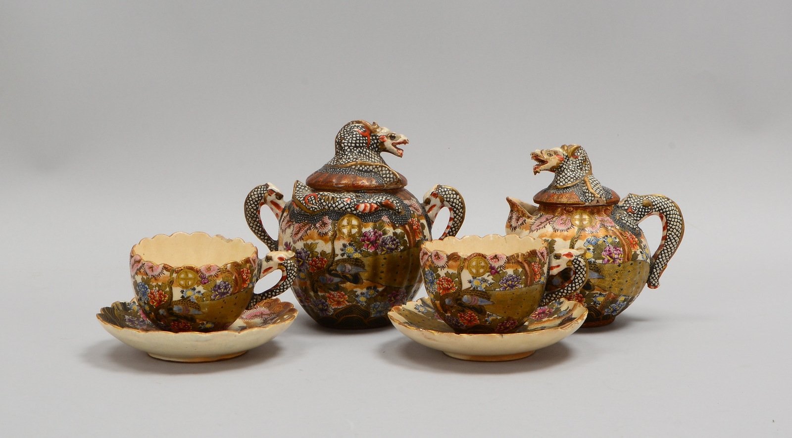 Kl. Tête-à-tête (Japan/Meiji), Satsuma, relief. Wandung, polychr./goldstaffiert, gemarkt