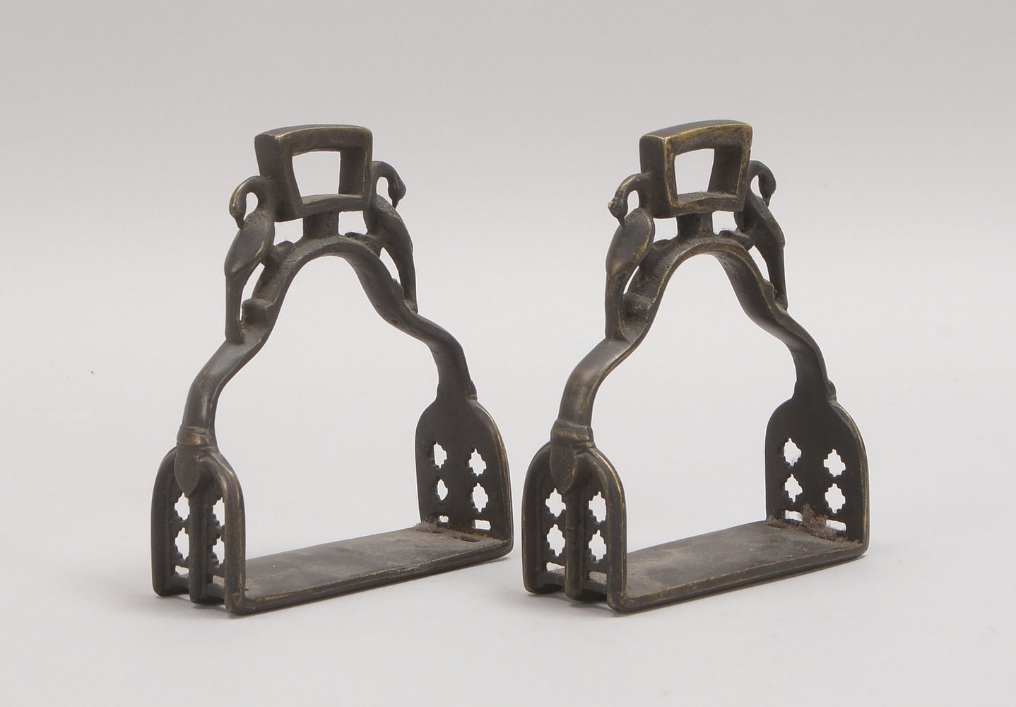 Steigbügel, Bronze, teils durchbr./teils figürl. verziert; Höhe 14,5 cm, Breite 12 cm