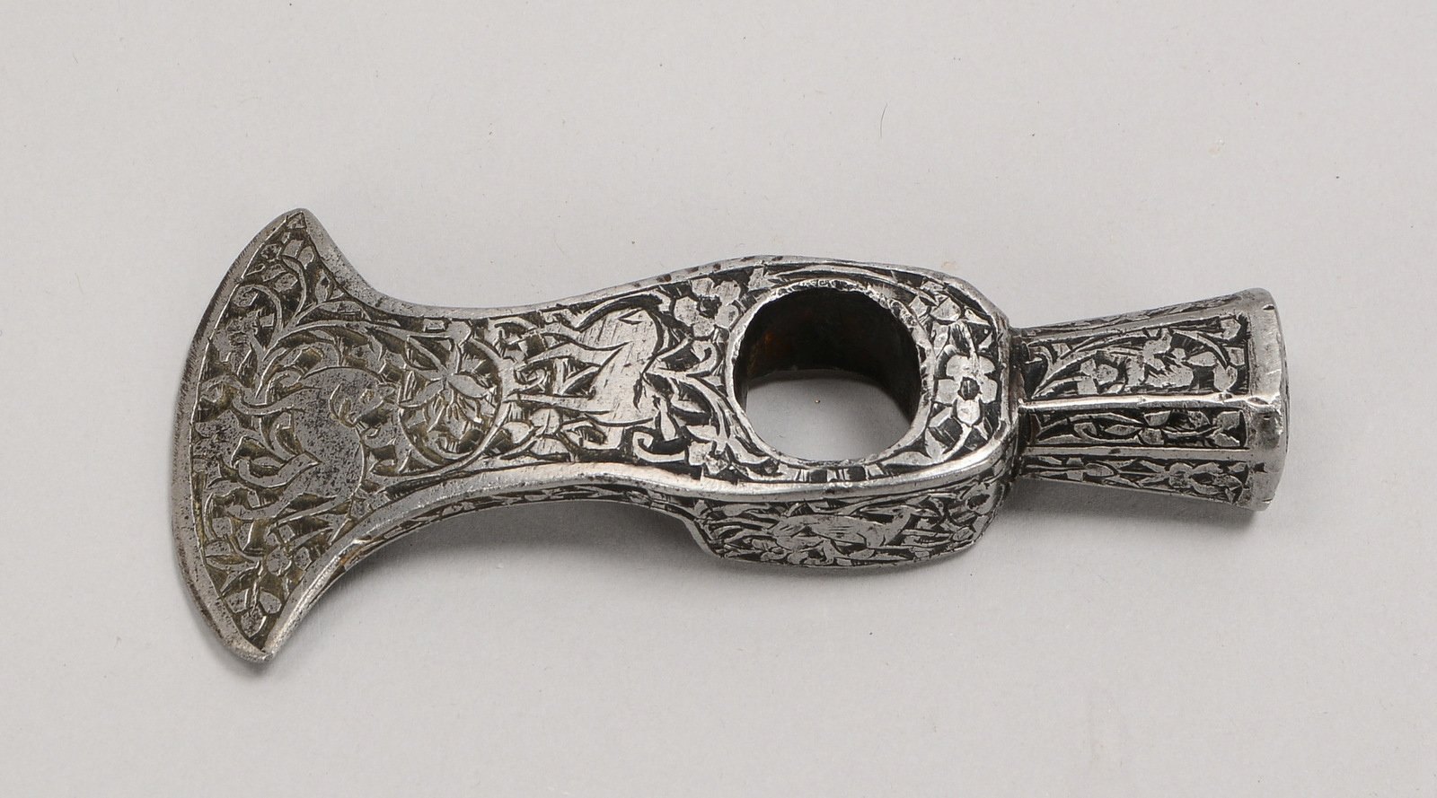 Beil/Axt (Persien), Eisen, floral und figürlich reliefiert (Tiermotive); Länge ...