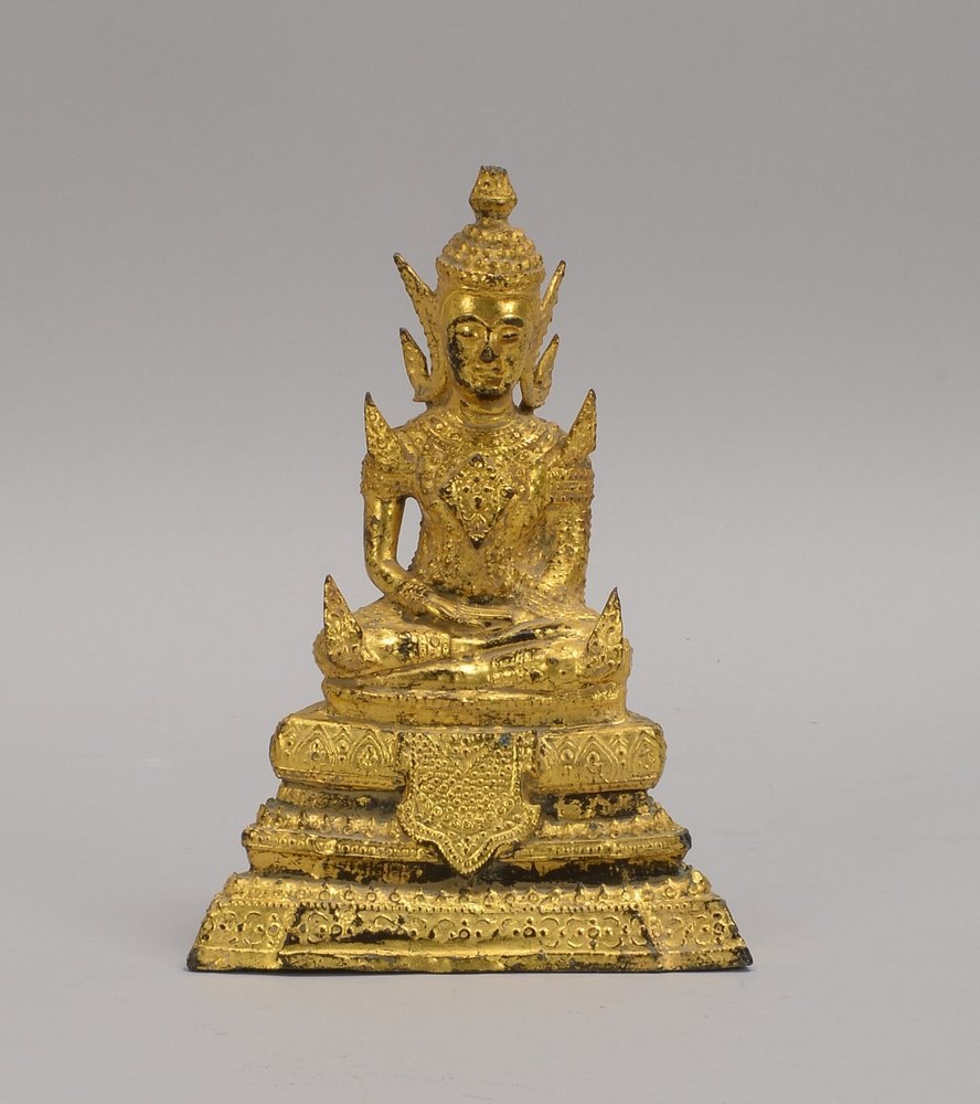 Bronzeskulptur, 'Sitzender Buddha', auf getrepptem Sockel, vergoldet, Hohlguss/gefüllt