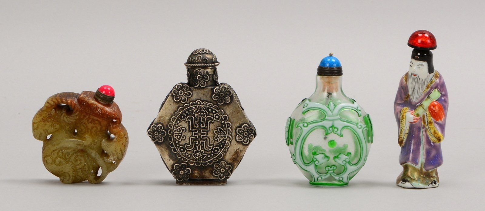 4 Snuff Bottles, verschiedene Materialien/Ausf., Stöpsel teils fehlend/teils nicht orig.