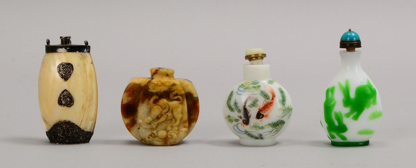 4 Snuff Bottles, verschiedene Materialien/Ausf., Stöpsel teils fehlend/teils nicht orig.