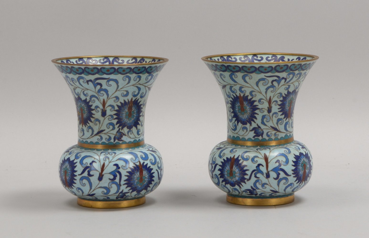 Paar Tischvasen (China), Cloisonné; Höhe jeweils 15,5 cm