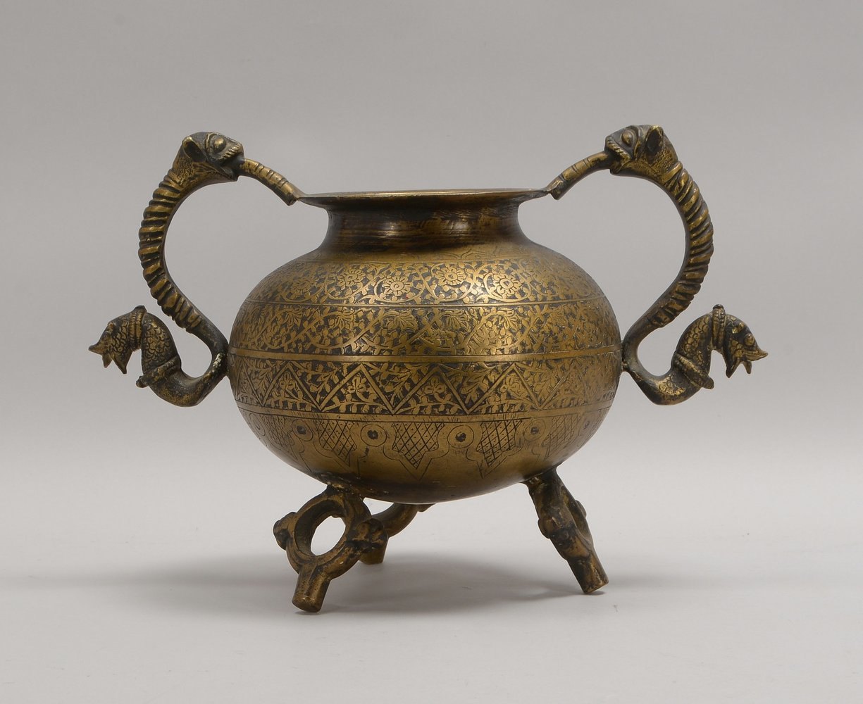 Henkelgefäß, Bronze/Messing, 2x figürl. Handhaben ('Fabelwesen'); Höhe 28 cm
