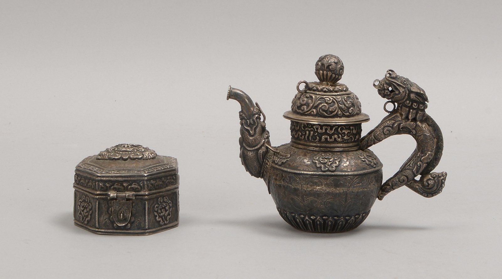 2 Silbergefäße (Tibet): 1 Schenkkanne, Höhe 11,5 cm, und 1 Deckeldose, Höhe 5,5 cm
