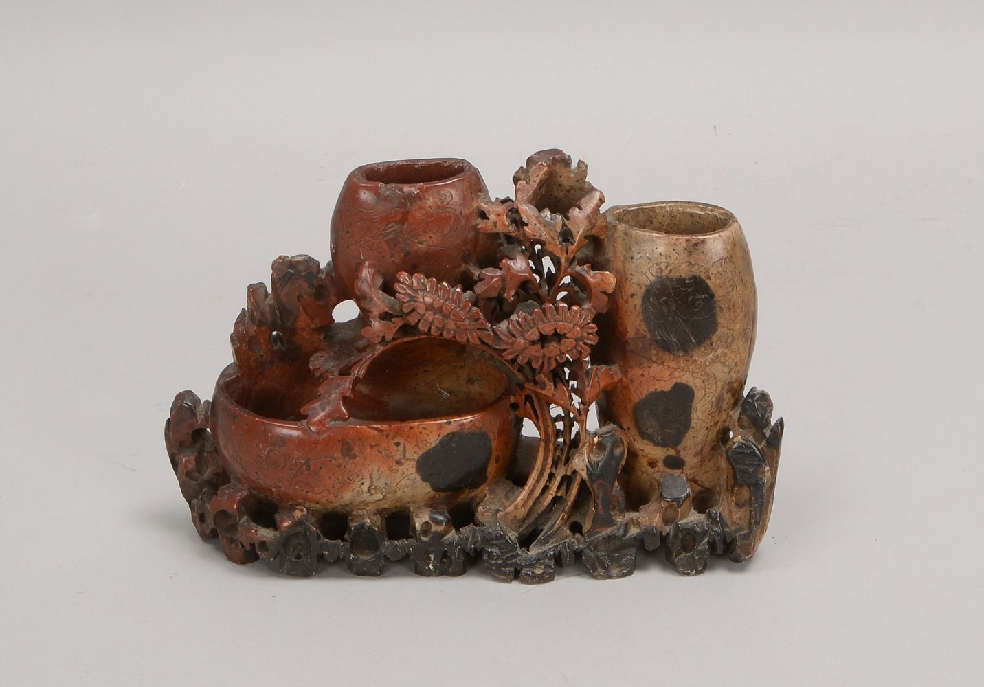 Utensilo (China), alt, mehrfarbiges Steatit; Höhe 15 cm, Breite 23 cm