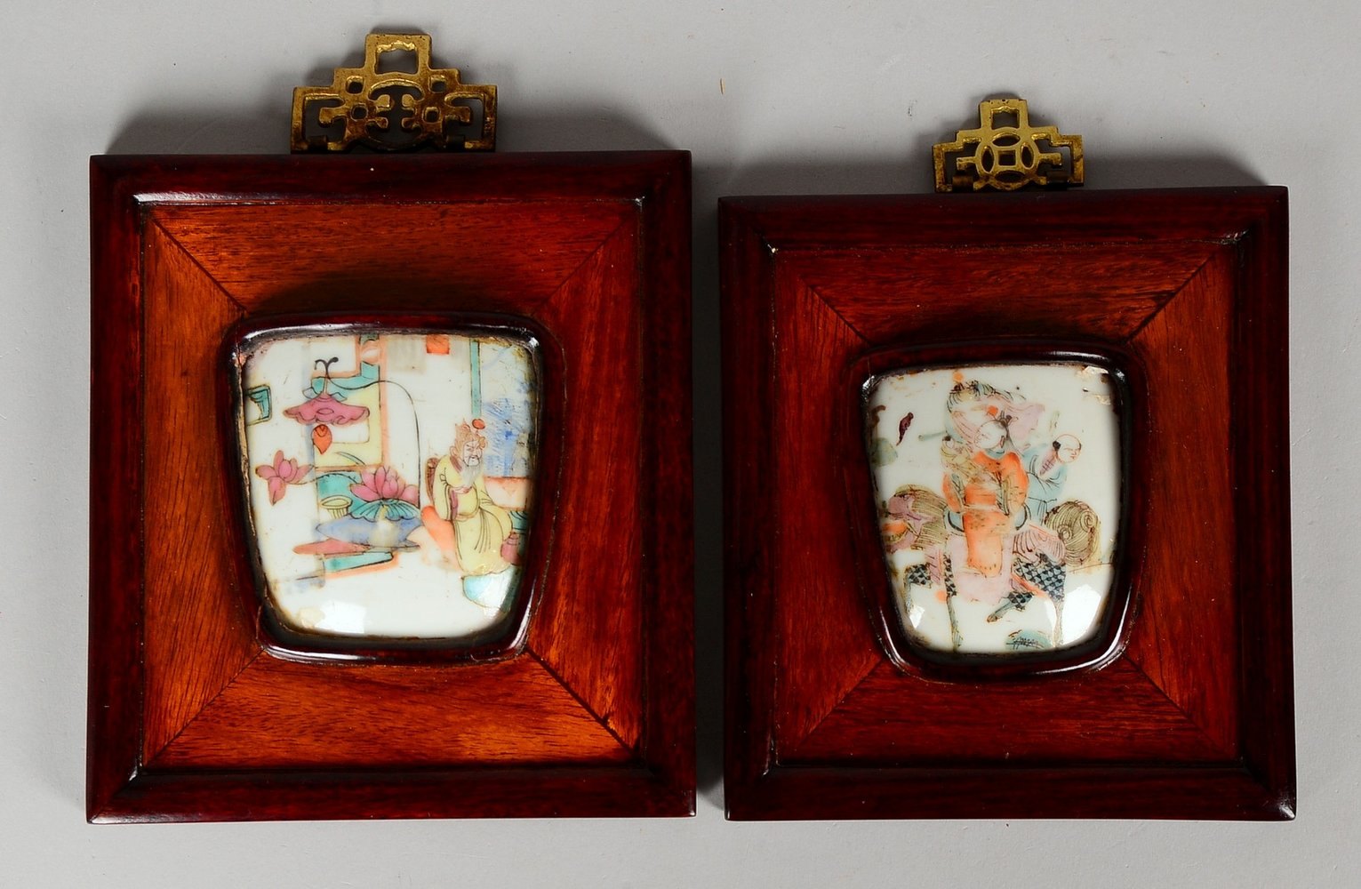 2 Porzellan-Fragmente (China), gerahmt; Rahmenmaße 16,5 x 15 cm