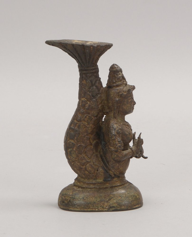 Bronzefigur, 'Weibl. Gottheit mit Fischschwanz' - Hände in Mudra-Haltung