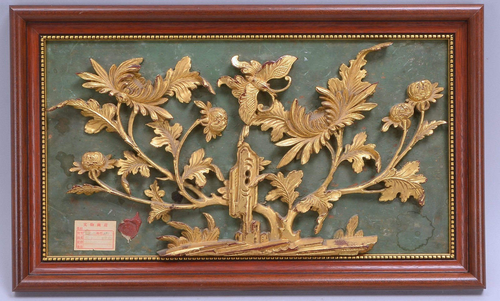 Holzschnitzerei, 'Blüten mit Schmetterling', vergoldet, gerahmt