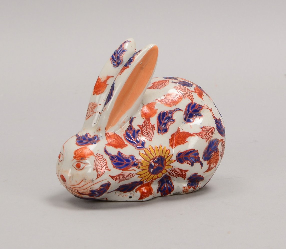 Porzellanfigur (2. Hälfte des 20. Jh.), 'Hase', im Imari-Stil, gemarkt; Höhe 10 cm