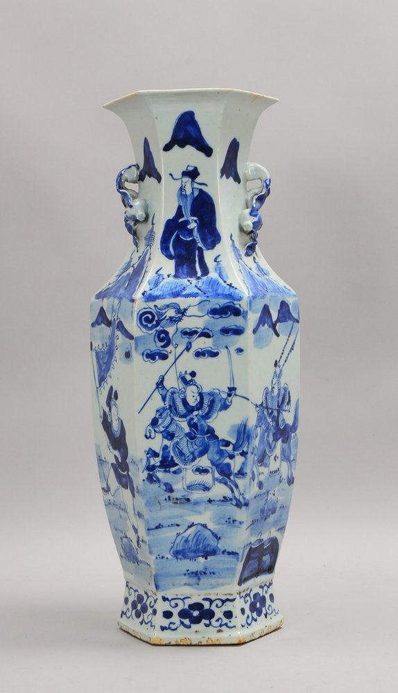 Porzellanvase, fac. ovoider Korpus, Unterglasurmalerei in Blau, vegetabile Handhaben
