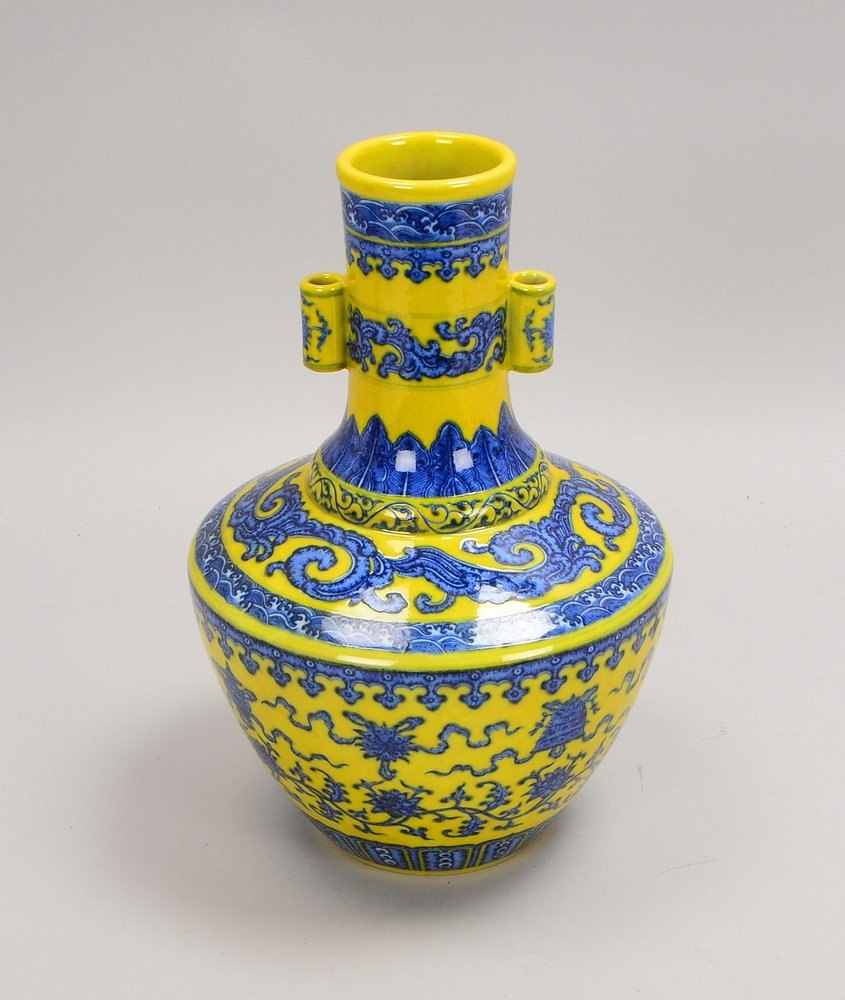 Langhals-Vase, Porz., senff. Grund mit Unterglasurdekor in Blau, zylindr. Handhaben