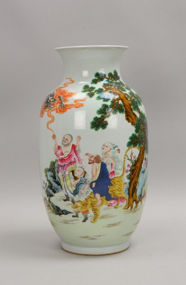 Porzellanvase, ovoider Korpus, mehrfig. Szene in polychr. Malerei, 2x zylindr. Handhaben