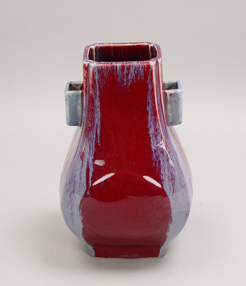 Porzellanvase, Vierkant-Korpus, ochsenblutf. Fond mit blauer Laufglasur, 2x Handhaben