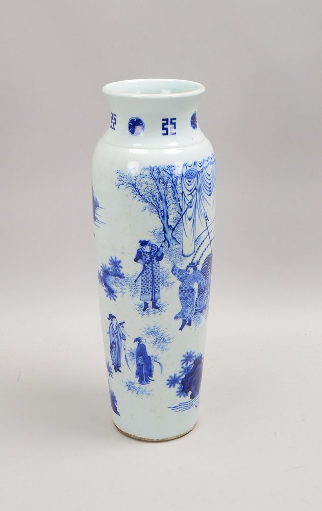 Porzellanvase, langgez. ovoider Korpus, Unterglasurmalerei in Blau - Szene mit 'Fu-Hund'