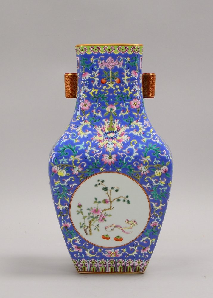 Porzellanvase, Vierkant-Korpus, polychr. Malerei ('Blumen/Ranken'), 2x zylindr. Handhaben