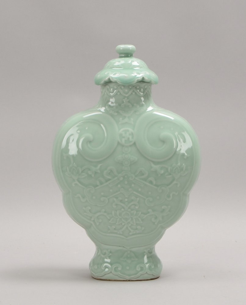 Deckelvase, gedrückter Korpus, seladonf. Fond, mit flor. Reliefdekor; Höhe 36 cm