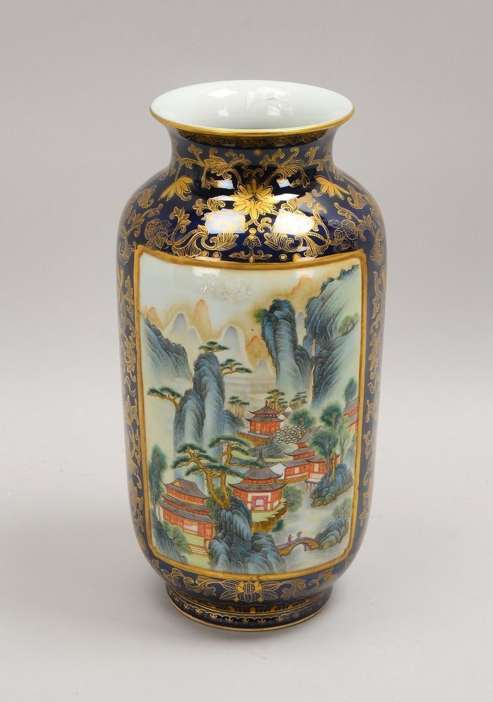 Deckelvase, kobaltblauer Fond/floral goldstaff., 2x Reserven ('Landschaftsmot.')
