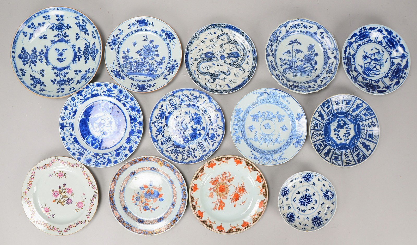 13 Porz.-Teller, unterschiedliche Größen/Dekore und Zustände; Durchmesser bis Ø 27,5 cm