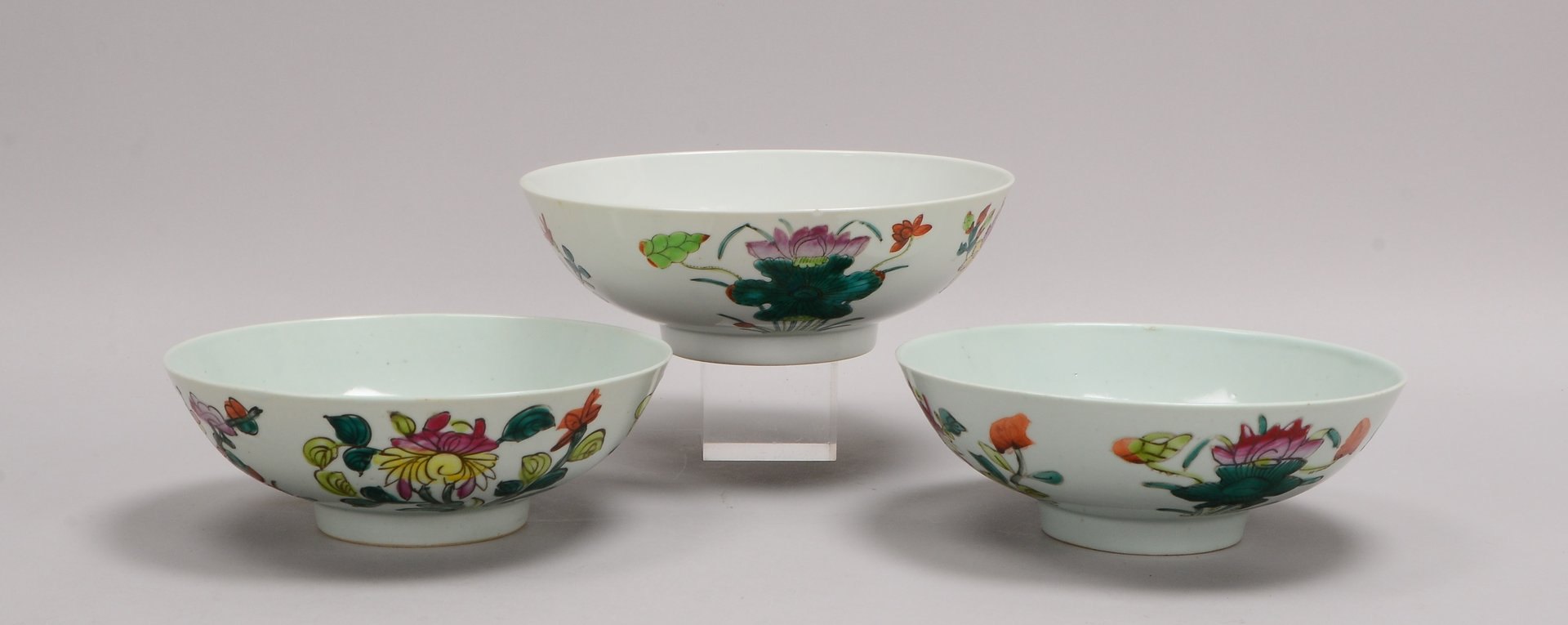 3 Porzellanschalen (China), mit unterschiedl. Blumendekor, 2x Ø 20 cm, 1x Ø 22 cm
