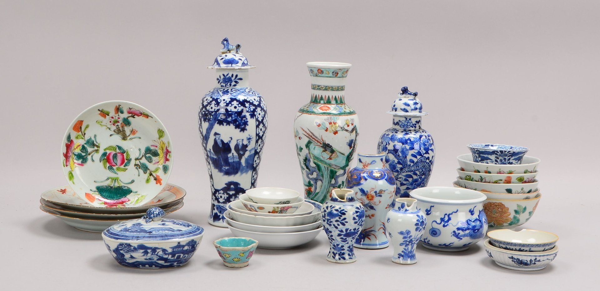 Tischporzellan-Konvolut (China), unterschiedl. Teile: Teller und Schalen, Vasen, u.a.