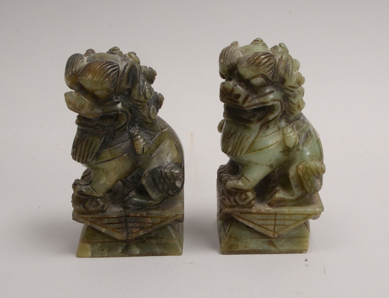 Paar Nephrit(?)-/Jade(?)-Skulpturen, 'Fu-Hunde', Figuren auf konischem Sockel; Höhe 13,5 cm