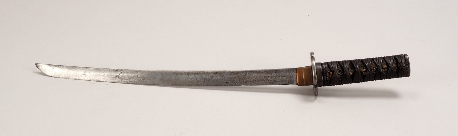 Wakizashi (Japan), 1-schneid. Eisenklinge/Tsuba, Rochenhaut-Griff mit Lederumwicklung