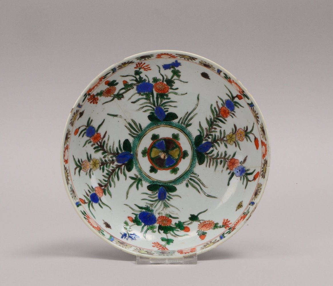 Schale (China), Gefäß mittig mit Loch, im Boden sign.; Ø 21 cm (partiell rest.)