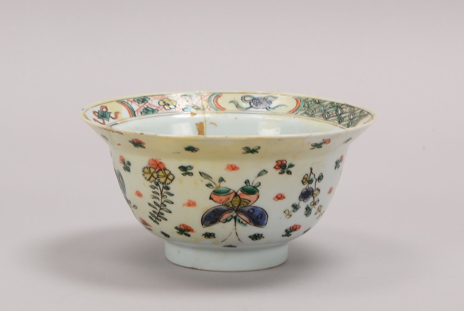 Schale (China), antik, im Boden gemarkt; Ø 15 cm (geklebt/minimal bestoßen)