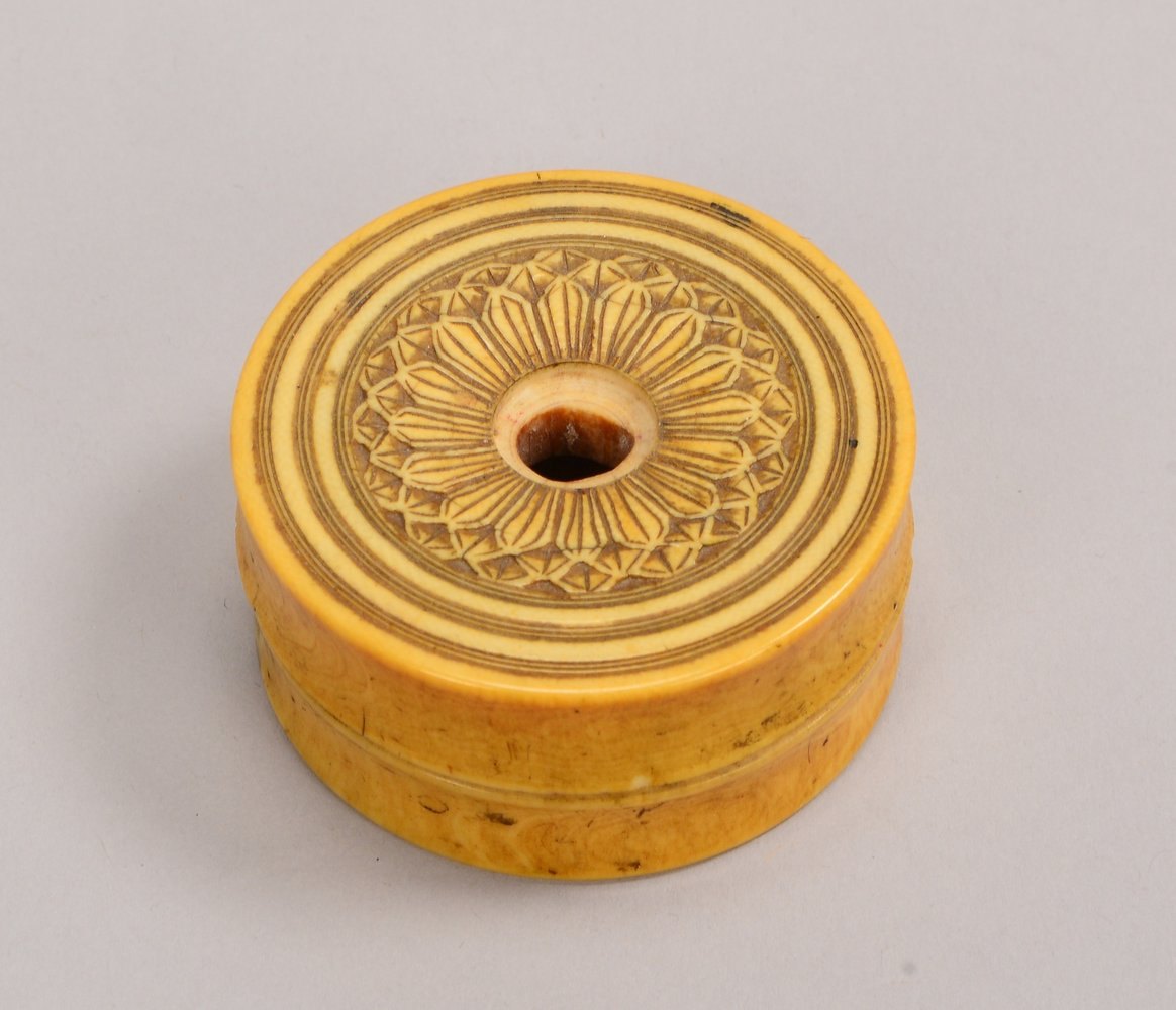 Deckeldose (China), antik, Deckel beschnitzt (einzelnes Ornament fehlt)