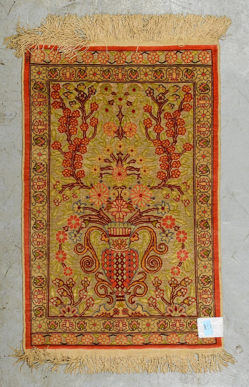 Hereke, Seide auf Seide, feine Kn., mit Goldbroschüre, insges. guter Zustand