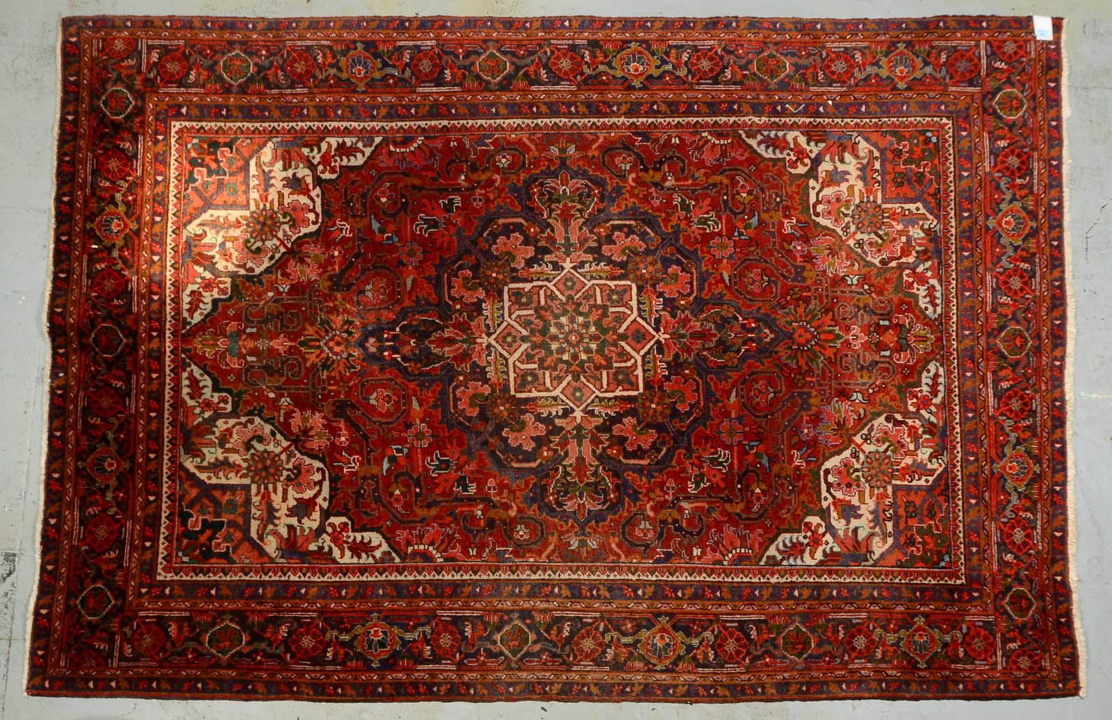 Heriz-Orientteppich (ca. 1920er Jahre), Flor in komplettem Zustand; Maße 295 x 204 cm