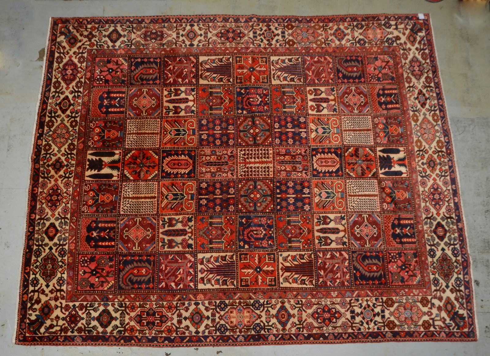 Bakhtiari, feste Knüpfung, gleichmäßiger Flor - in gutem Zustand; Maße 382 x 307 cm